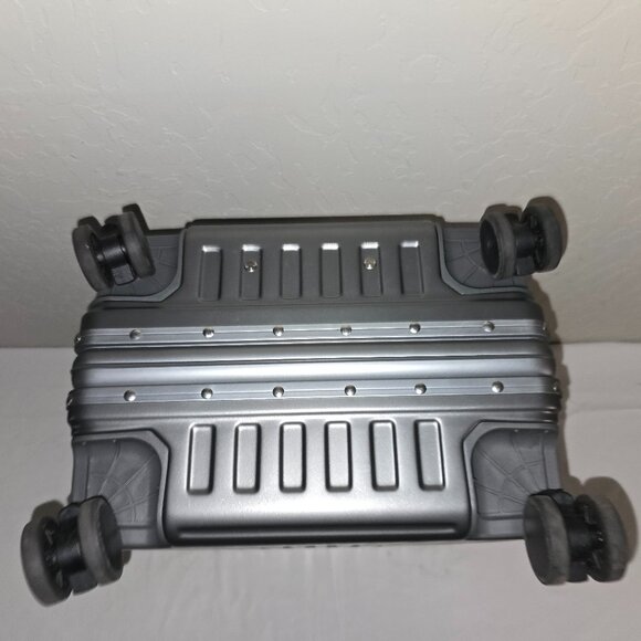 ROAMING 20" Zipperless Polycarbonate / Aluminum Frame Carry-On Spinner Luggage - Picture 11 of 13